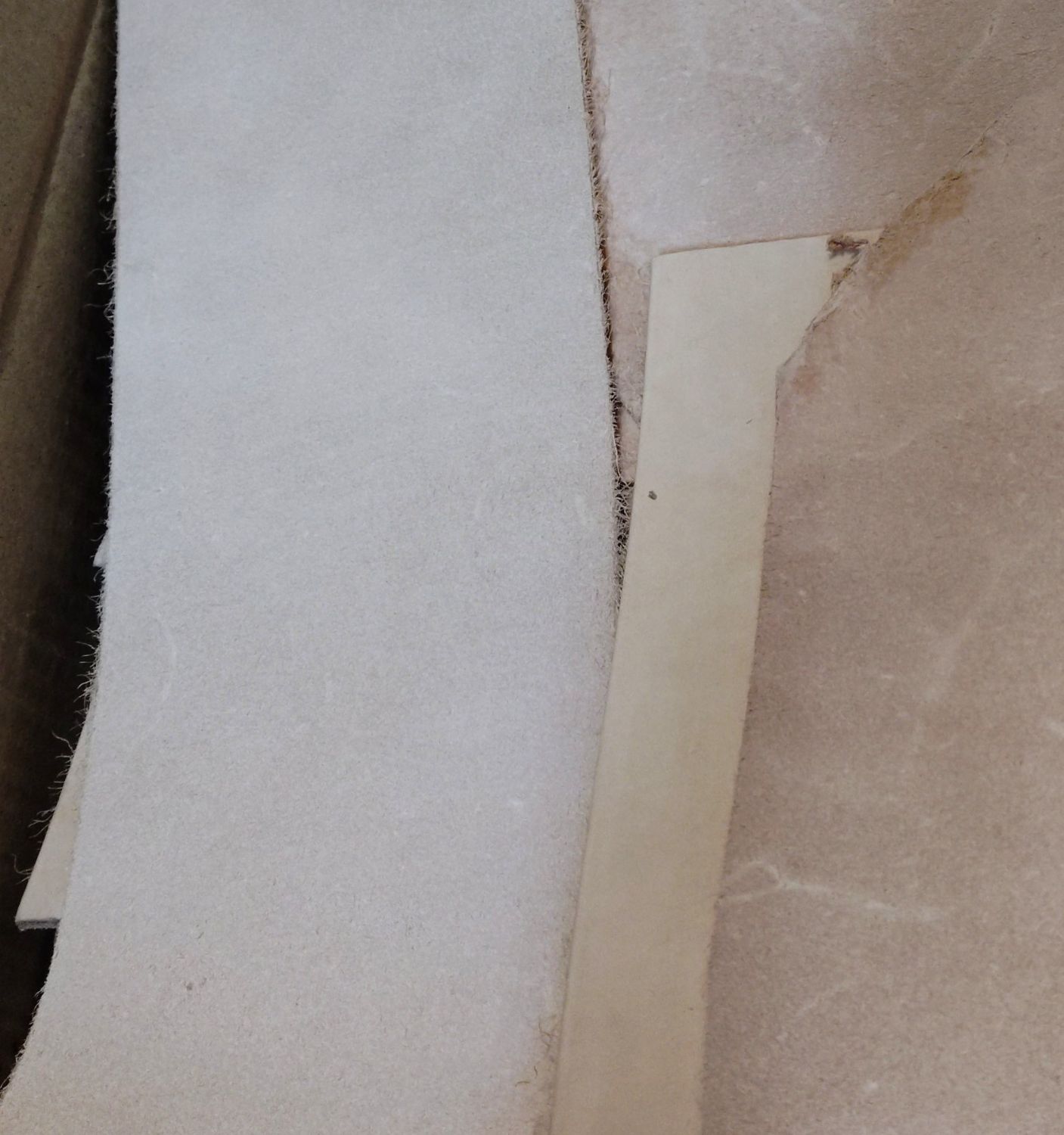 2kg Box Nat. Veg. Tan Leather Pieces 2.5-3.0mm Thickness
